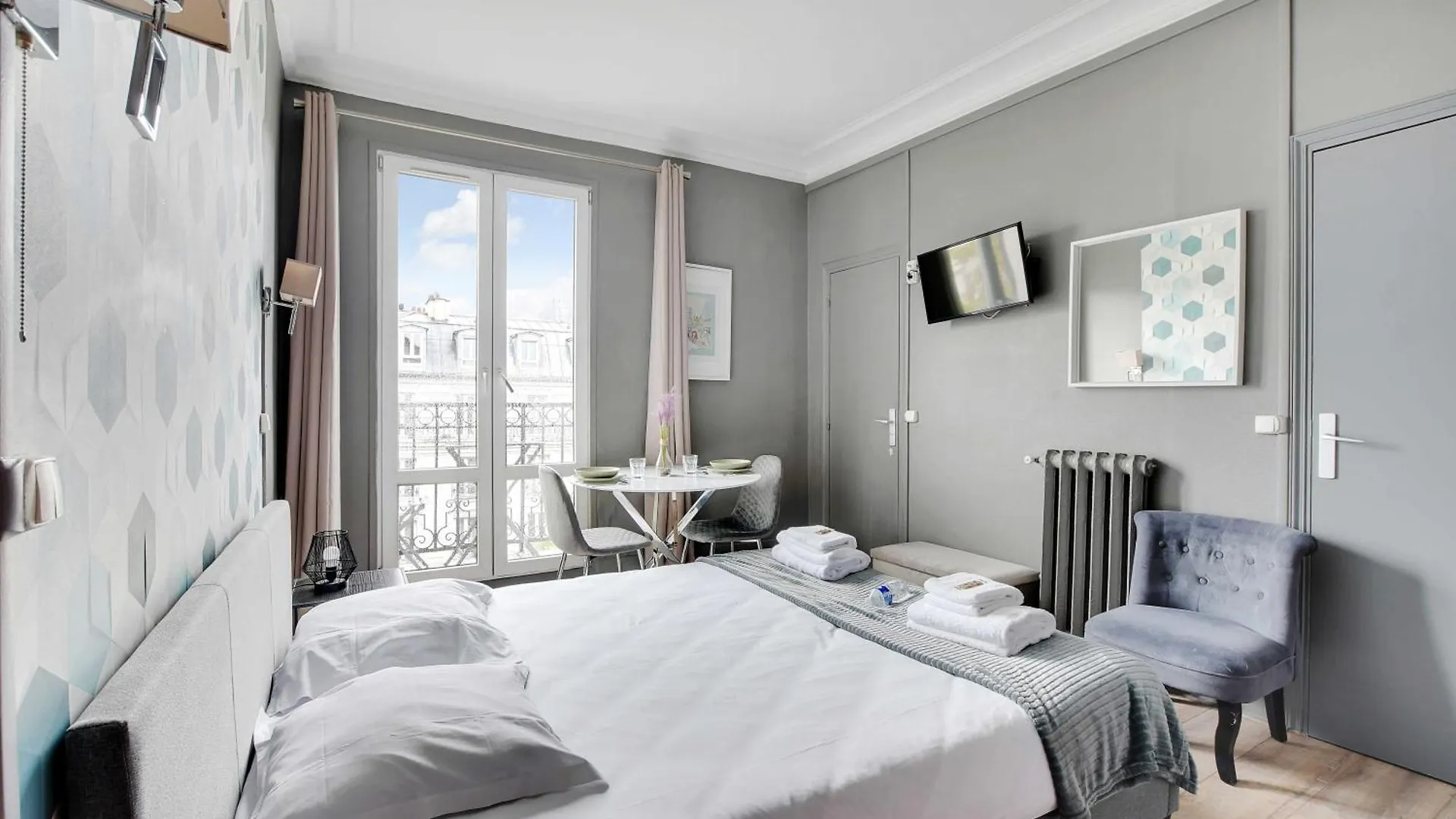 Bright Suite With Balcony Near Gare De L'Est Paris France