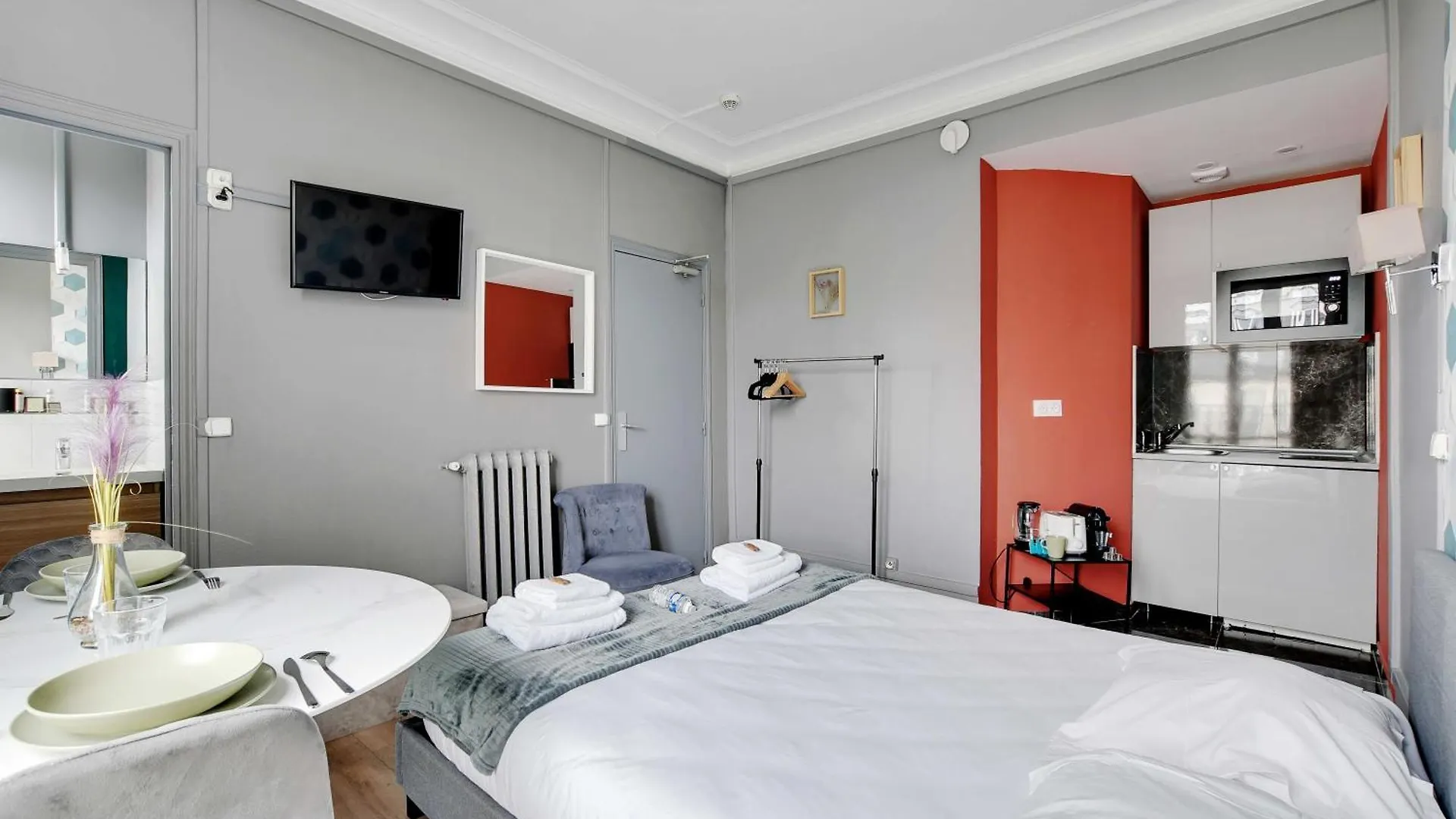 Bright Suite With Balcony Near Gare De L'Est Paris